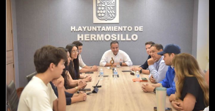 Cumple Toño a jóvenes ganadores de Smart City Hackathón para hacer realidad sus proyectos innovadores