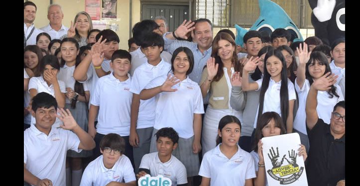 Apoyan Toño Astiazarán y Patty Ruibal a jóvenes con el programa Advertencia para prevenir adicciones