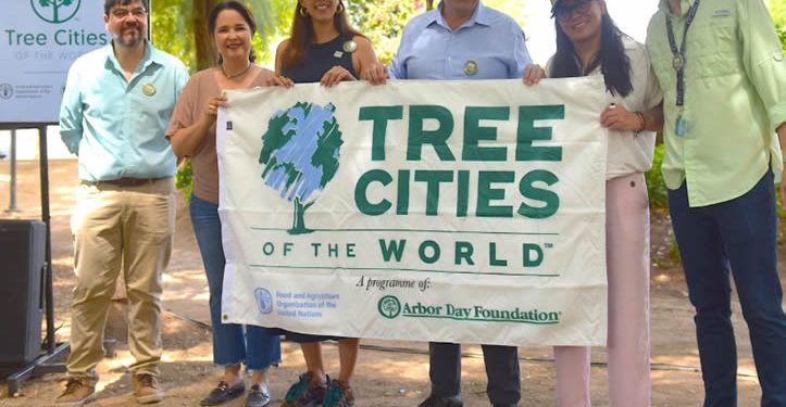Recibe Toño Astiazarán el distintivo mundial Tree Cities Of The World por acciones de innovación en reforestación y mantenimiento de árboles