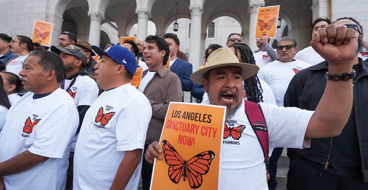 La presión de la Administración Trump y presupuestaria empuja a los Estados santuario a dejar de serlo