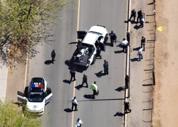 Arrestan a dos hombres por herir con arma de fuego a una persona en Hermosillo; intento de huida termina en persecución