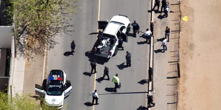 Arrestan a dos hombres por herir con arma de fuego a una persona en Hermosillo; intento de huida termina en persecución