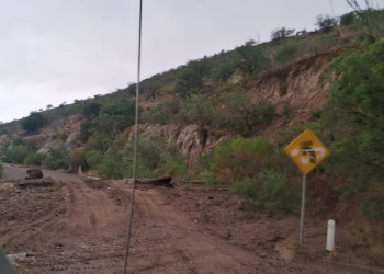 Fuertes lluvias provocan derrumbe en tramo carretero Bacoachi – La Pera; Protección Civil emite alerta