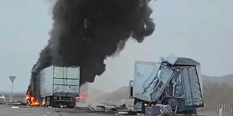 Choque Entre Tráilers Deja a Una Persona Calcinada en Carretera Guaymas-Hermosillo