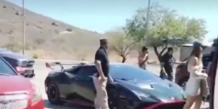 Natanael Cano, en el ojo del huracán por ocupar un espacio para personas con discapacidad