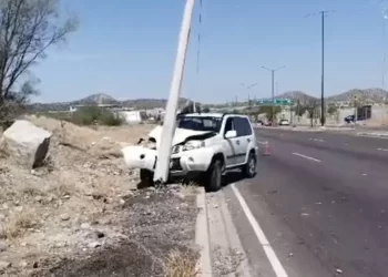 Conductor Resulta Lesionado Tras Impactar Vehículo con Poste de Electricidad en Hermosillo