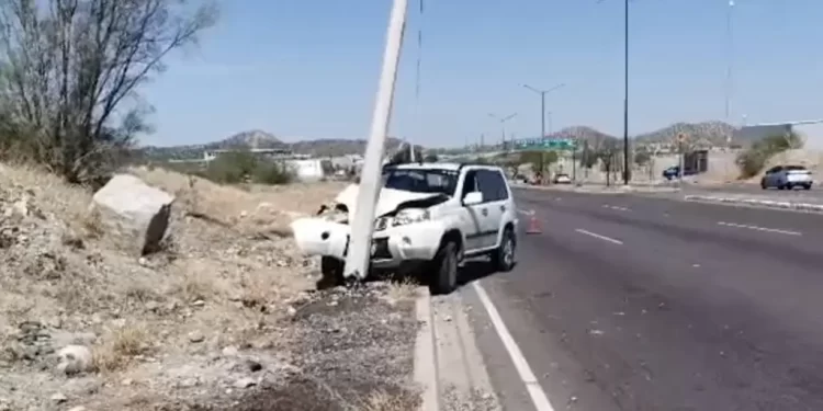Conductor Resulta Lesionado Tras Impactar Vehículo con Poste de Electricidad en Hermosillo