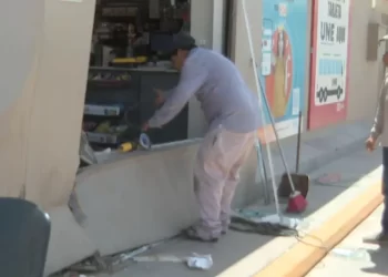 Conductor Atropella a Mujer que Esperaba el Camión y Choca contra Comercio al Dar Reversa