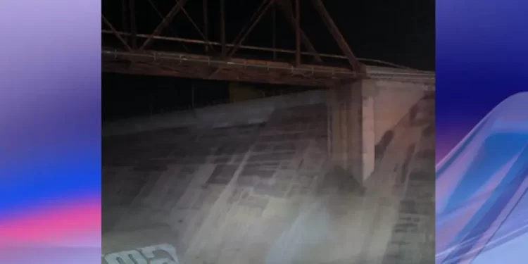 Joven Cae a Presa Mientras Caminaba Junto a Su Pareja en Hermosillo