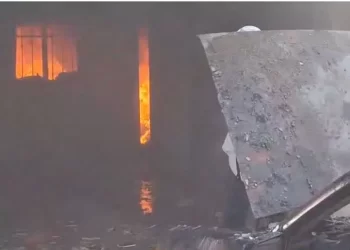 Se Incendia Casa y Auto de un Hombre de 80 Años en Colonia San Ángel; ¿Qué Pasó?