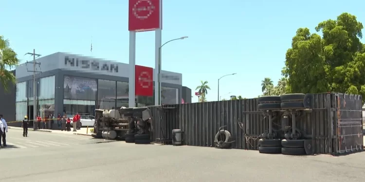 Volcamiento de Tráiler en Bulevar Morelos Ocasionó Cierre de Vialidades; Esto Pasó