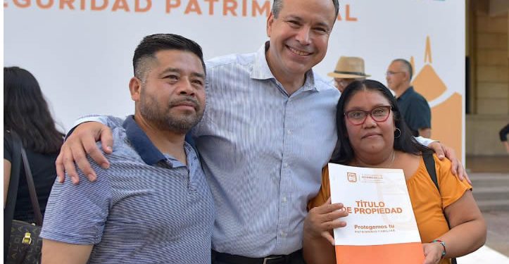 Brinda Astiazarán seguridad patrimonial a familias con entrega de títulos