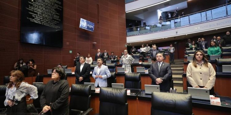 La Comisión Permanente guarda minuto de silencio por asesinato de madre y sus tres hijas en Sonora