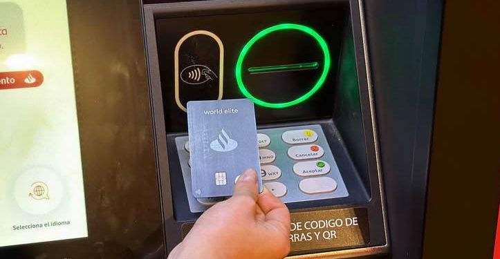 El cajero ya no se tragará la tarjeta: Santander lanza retiros de efectivo sin contacto