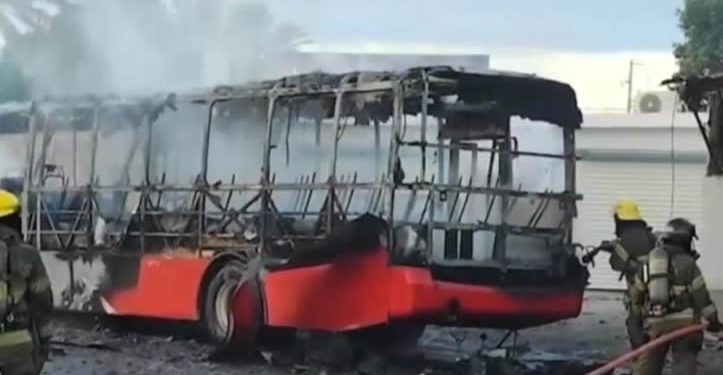 Fuego consume una unidad de transporte urbano derivado de una falla mecánica, iba sin pasaje