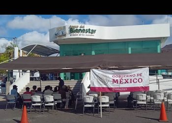 Ponen carpas para proteger del sol a beneficiarios de los programas sociales que acuden a cobrar sus pensiones