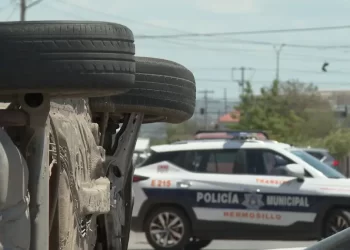 Choque Volcamiento Deja a Dos Jóvenes Lesionados en Hermosillo; Presunto Responsable Huyó