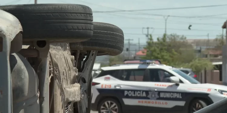 Choque Volcamiento Deja a Dos Jóvenes Lesionados en Hermosillo; Presunto Responsable Huyó