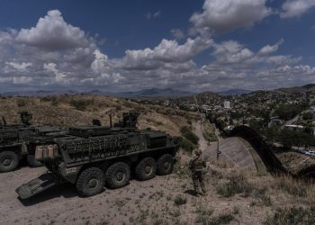 Detienen a hombre escalando el muro entre EEUU y México. Con Trump, el ejército da la voz de alerta