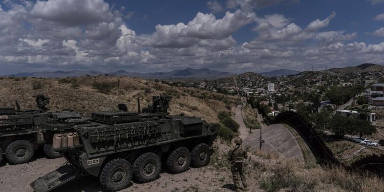 Detienen a hombre escalando el muro entre EEUU y México. Con Trump, el ejército da la voz de alerta