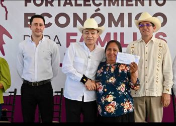 Durazo respalda economía de más de 13 mil familias vulnerables con entrega de apoyos directos