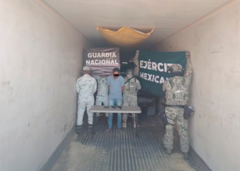 Detienen tráiler con vehículos robados y armas en Sonora; operativo Frontera Segura detecta cargamento ilegal