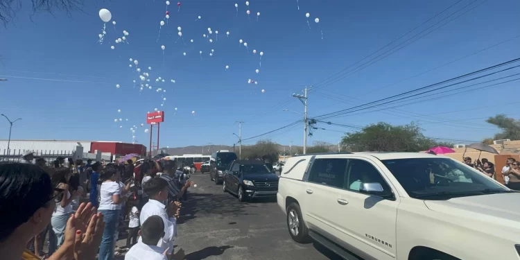 En lugar de graduación, su último adiós a niñas asesinadas