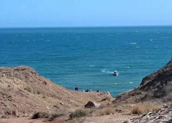 Continúa búsqueda de joven arrastrado por la corriente en una playa de Guaymas