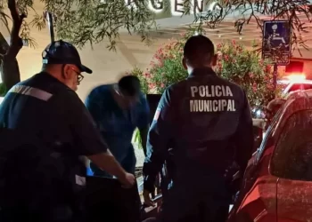 Ayudan mujer embarazada tras sufrir golpe de calor en Hermosillo