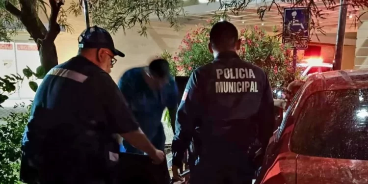 Ayudan mujer embarazada tras sufrir golpe de calor en Hermosillo