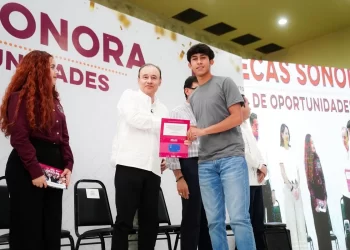 Gobernador de Sonora entrega becas a estudiantes de universidades de Nogales
