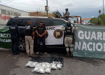 Cae sujeto en posesión de armas y narcóticos en Sonora; viajaba en vehículo con reporte de robo EU