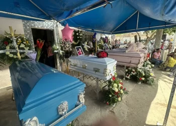 Último adiós a tres niñas y su madre