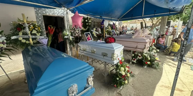 Último adiós a tres niñas y su madre