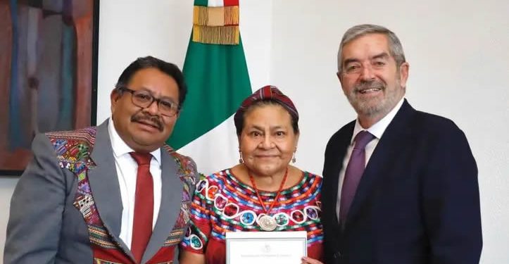 Rigoberta Menchú recibe la nacionalidad mexicana y es reconocida por la SRE