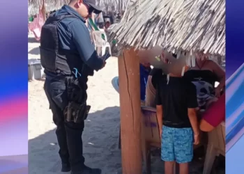 Policías Auxilian a Niño de 6 Años Extraviado en Bahía de Kino