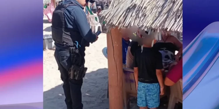Policías Auxilian a Niño de 6 Años Extraviado en Bahía de Kino
