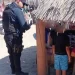 Policías Auxilian a Niño de 6 Años Extraviado en Bahía de Kino