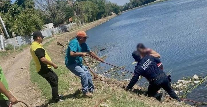 Cae mujer a canal tras perder control de vehículo; fue rescatada sana y salva