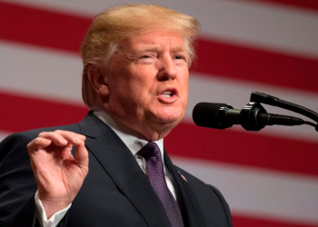 Senado de EU aprueba plan fiscal de Trump; incluye un gravamen de 1% a remesas que envían los migrantes