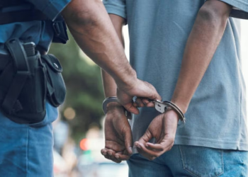 Adolescente es detenido por provocar lesión en el cráneo a menor de 13 años en Hermosillo; la golpeó con piedra