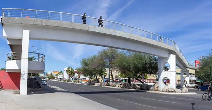 Le dan “manita de gato” a puente peatonal de la UNISON frente al viejo HGE