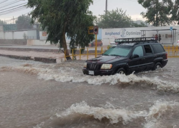 Rescatan a familia atrapada por crecida de arroyo en Nogales, Sonora; activan alerta por lluvias intensas