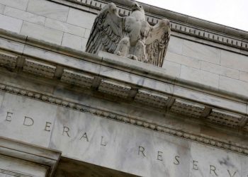 Fed mantiene tasa de interés pese a datos económicos de EU y nueva presión de Trump
