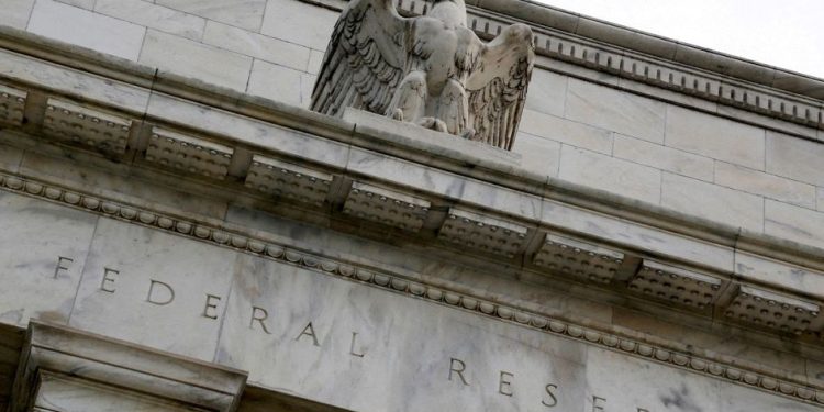 Fed mantiene tasa de interés pese a datos económicos de EU y nueva presión de Trump