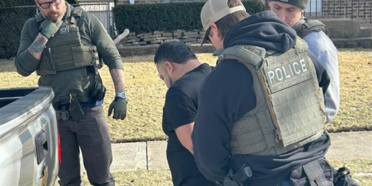 Denuncia a tu ex y nosotros lo deportamos: la estrategia de Florida para localizar a migrantes y expulsarlos de EU