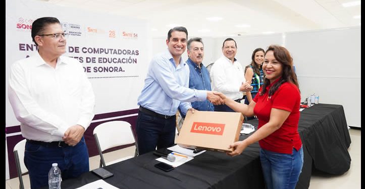Benefician con uniformes y computadoras a comunidad educativa del sur de Sonora