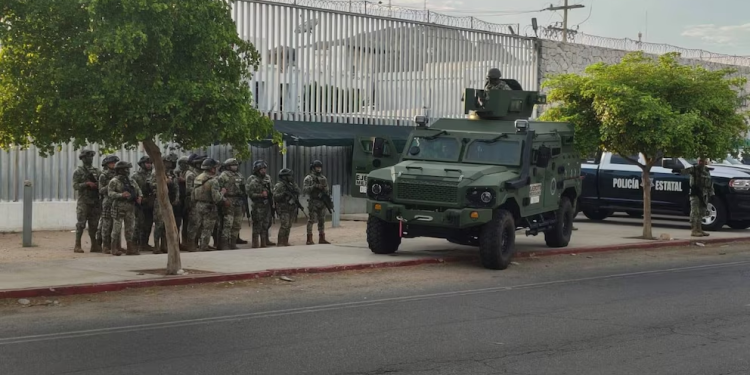 Militares y policías estatales refuerzan seguridad en penal de Hermosillo por presunto cateo en instalaciones