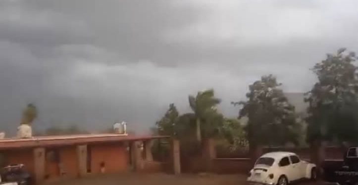 En Rosario Tesopaco evacuaron familias por crecimiento de arroyo por la lluvia de domingo