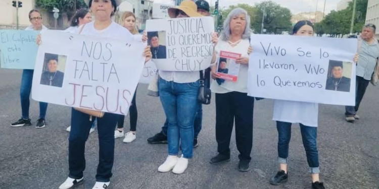 Realizan plantón afuera de la Fiscalía de Sonora por desaparición de joven; exigen su localización inmediata